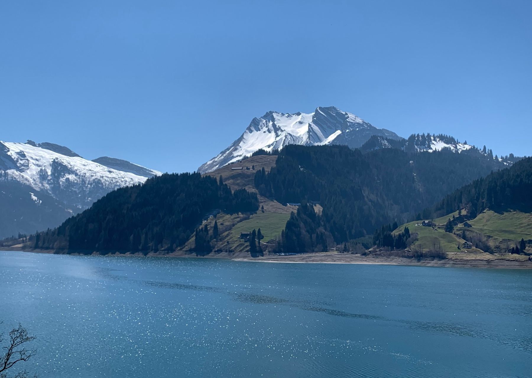 Aussicht vom Bistro am See auf den Wägitalersee und die verschneiten Berge