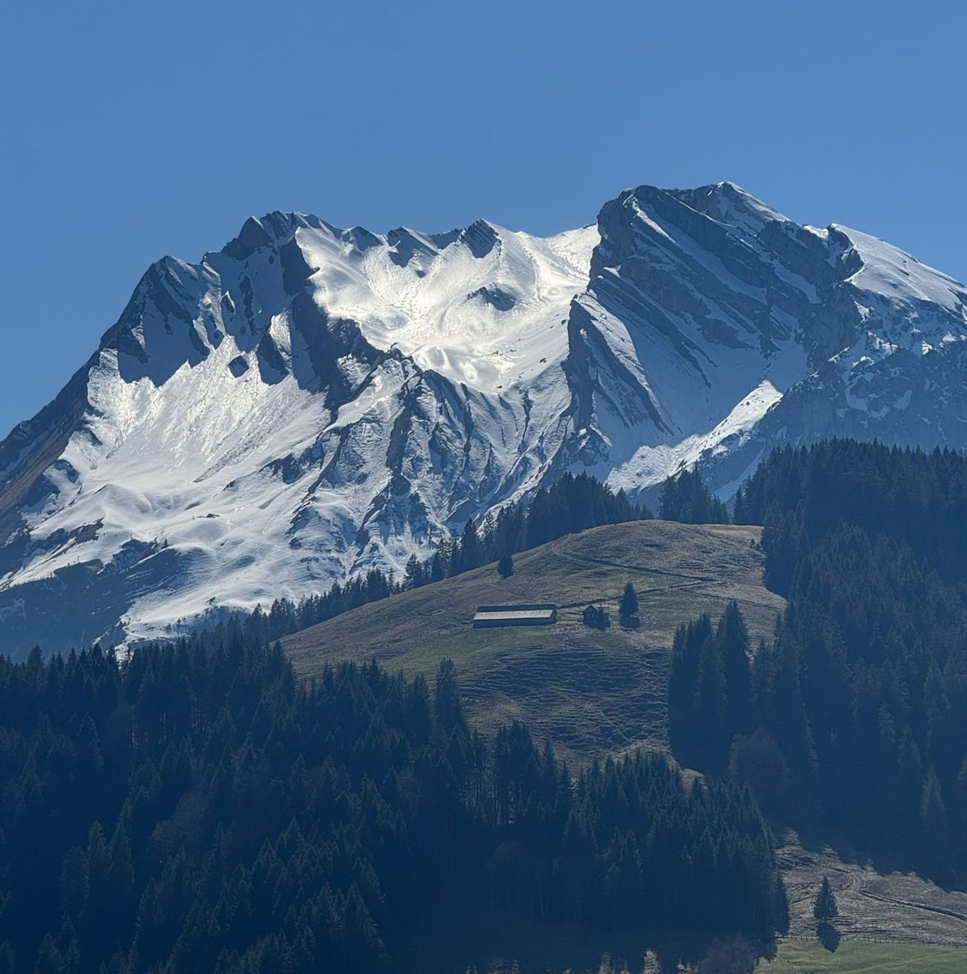 Verschneiter Gipfel über dem Wägital