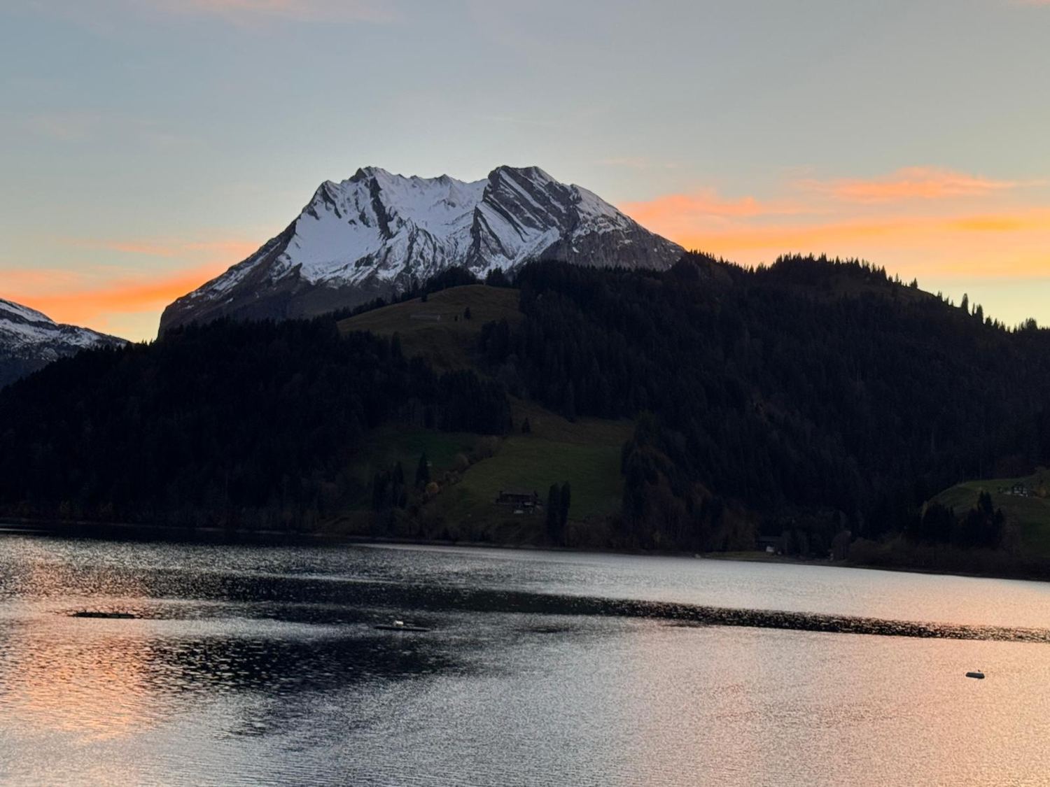 Verschneiter Gipfel im Abendrot über dem Wägitalersee