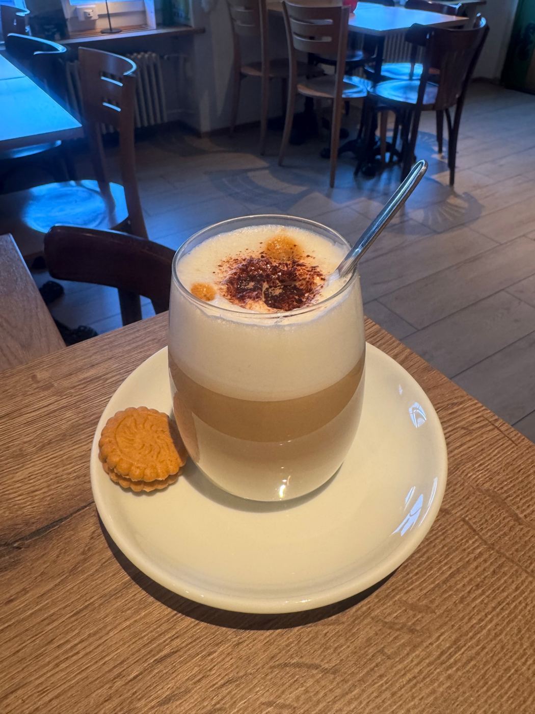 Latte Macchiato mit Kakao und Guetzli
