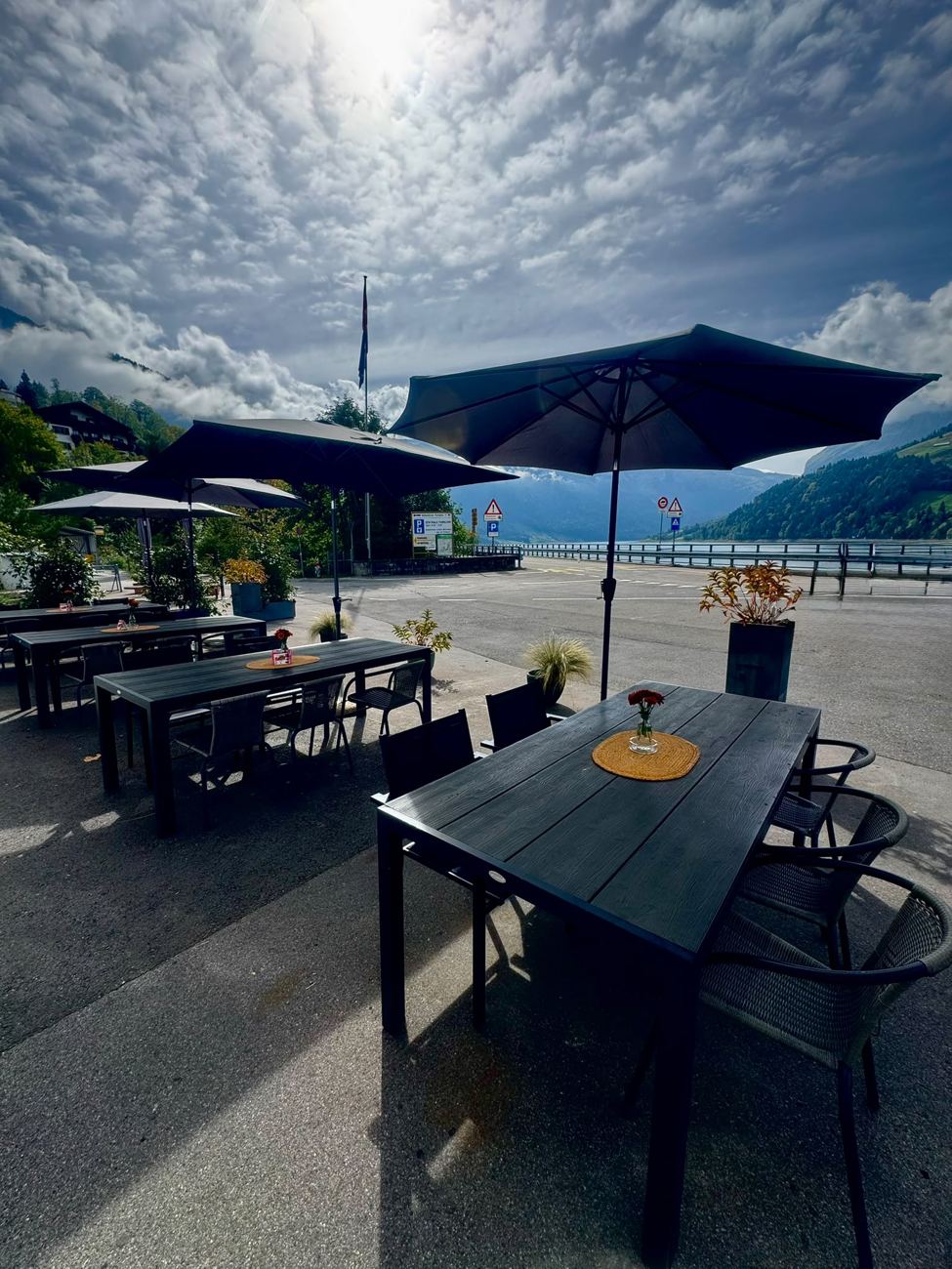 Terrasse mit Sonnenschirmen an einem Herbsttag